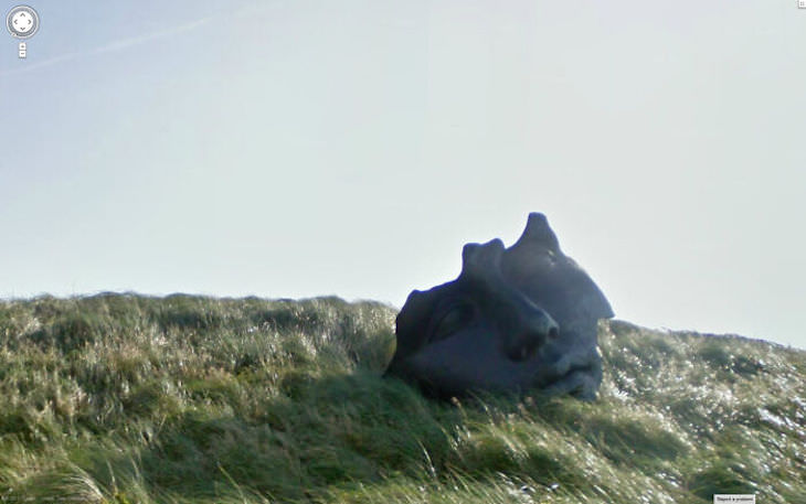 Unusual Images Caught in Google Street View sculpture