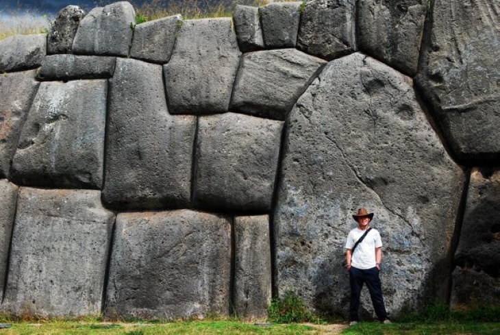 Comparison Photos stones in this wall of the 15th-century Sacsayhuamán Citadel in Peru 