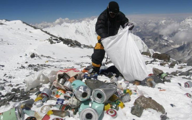 Poignant Photos Mount Everest is covered in trash