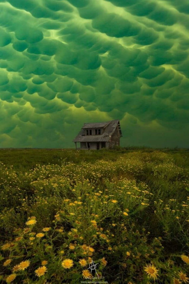 Amazing Places Mammatus clouds over an abandoned house in South Dakota