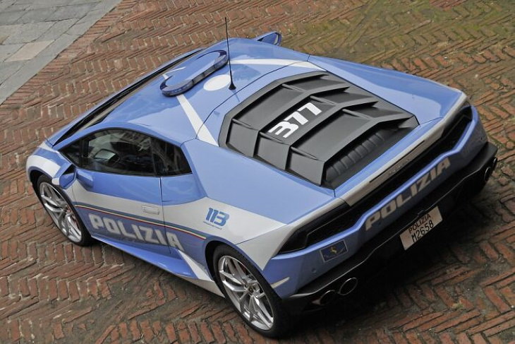 Odd Encounters in the World That Seem Ordinary to Locals Italian Police Lamborghini Huracan 