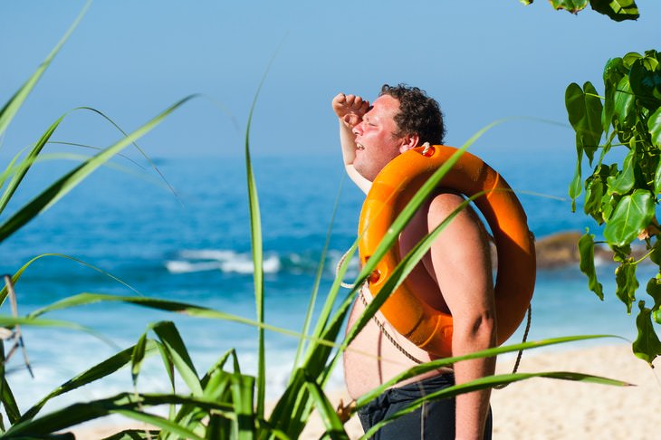 The Do’s and Don’ts of Healing a Sunburn man outdoors