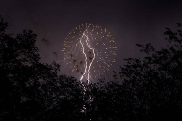 Perfectly Times Photos lightning and fireworks