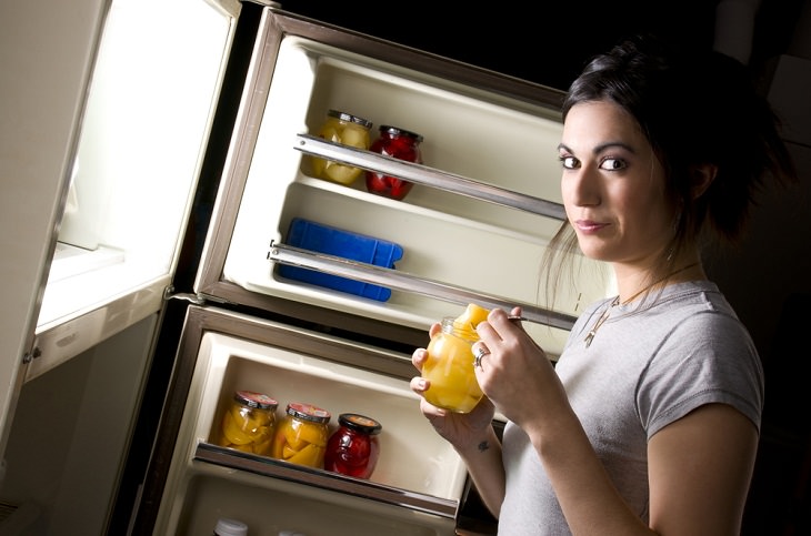 Tricks to Waking Up Early  late-night snacking