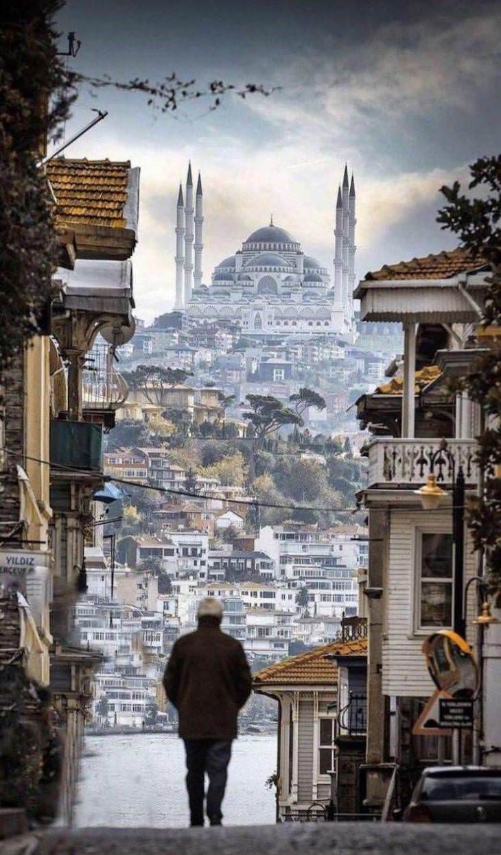 Extraordinary and Poignant Images A beautiful street view in Istanbul, Turkey