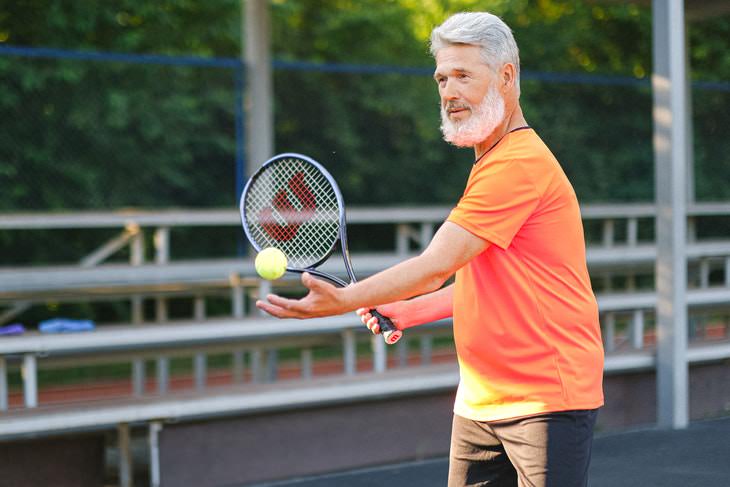 Arthritis and Joint Pain Myths man playing tennis