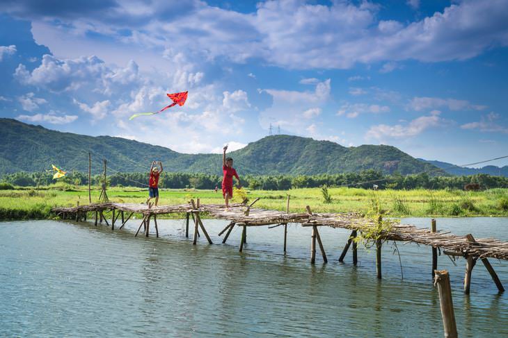 Bizarre Laws fly a kite