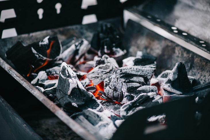 6 Errores Que Pueden Arruinar Tu Parrillada Espera hasta que las brasas estén lo suficientemente calientes