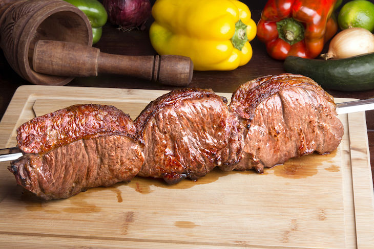 6 Errores Que Pueden Arruinar Tu Parrillada Dale tiempo a la carne para que descanse después de cocinarla
