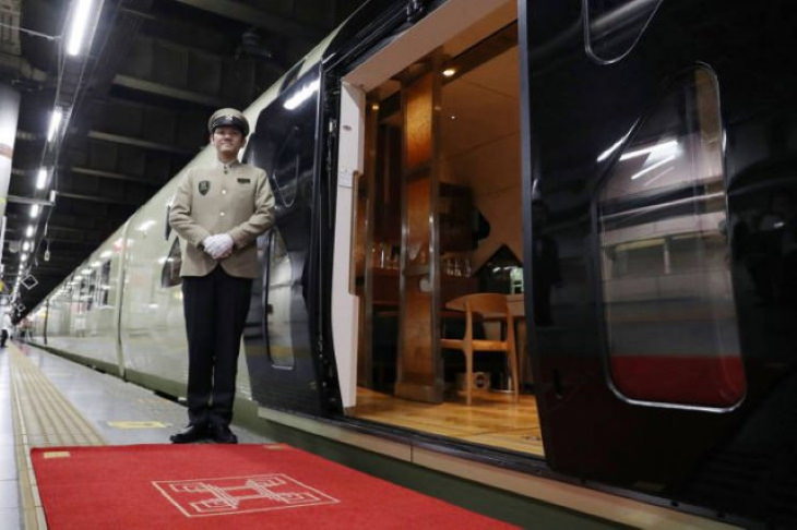 Shiki-shima Japanese train entrance