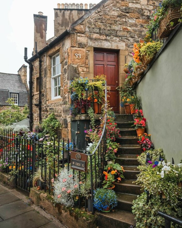 Beautiful Flowers stone cottage in Scotland