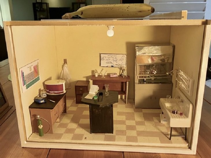 Charming Dollhouses, chemistry lab