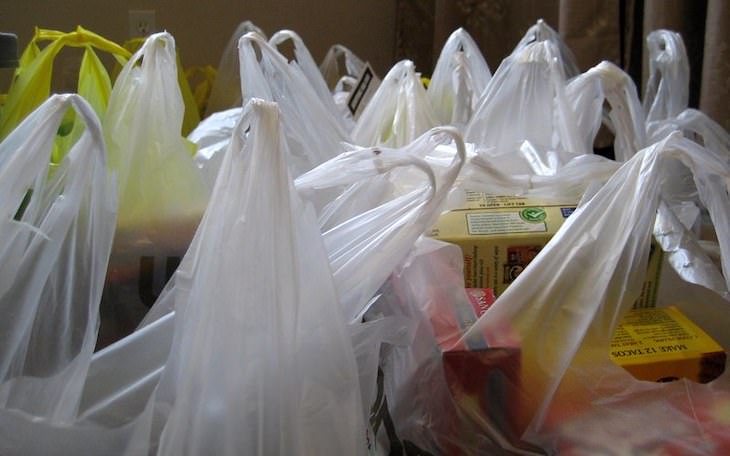 5 Surprising Things That Are Non Recyclable plastic bag