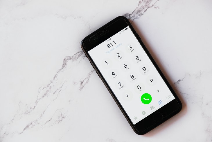 En caso de emergencia, cualquier teléfono se conecta a la torre celular más cercana y reenvía su llamada al 911, independientemente de la cobertura celular de tu proveedor de servicios celulares.