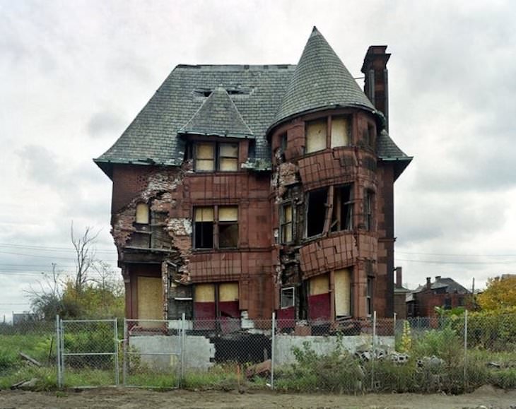 Eerily Handsome Abandoned Buildings house in Detroit