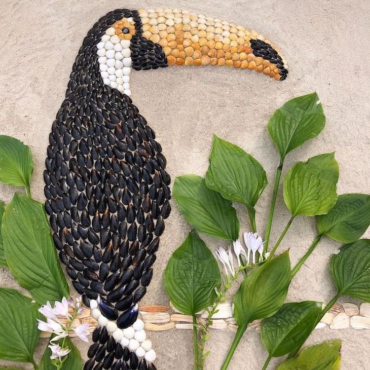 Lovely Animal Sculptures Made of Seashells toucan