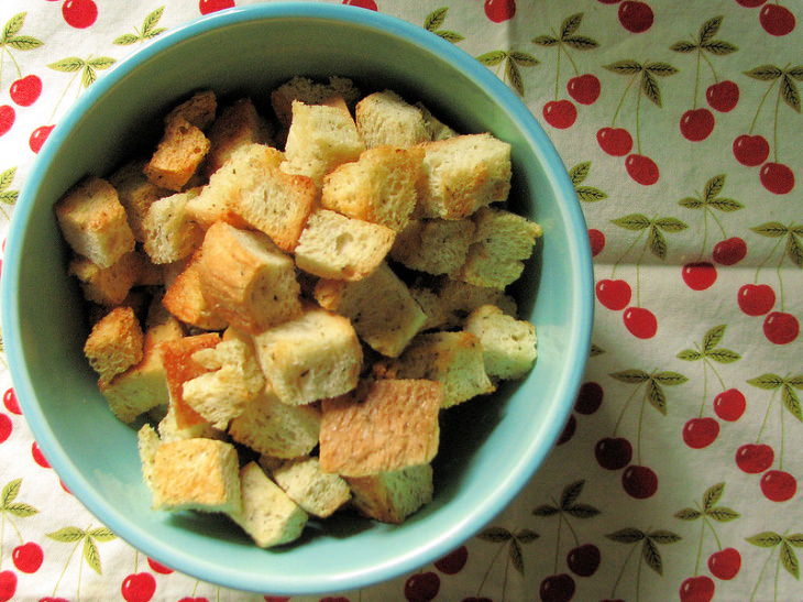 How to Reuse Food Scraps croutons