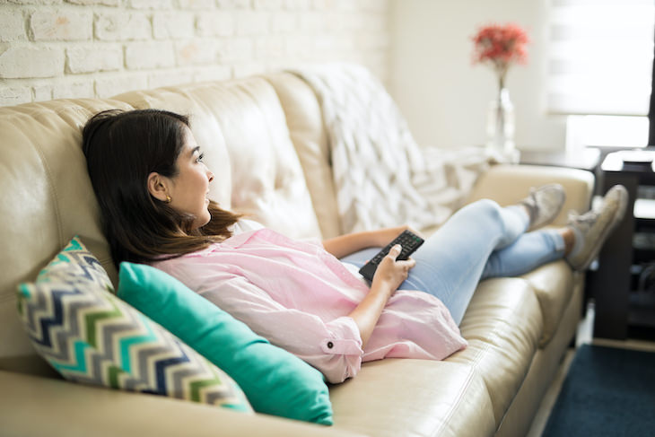 Study Finds  Link Between Excessive TV Watching & Cognitive Decline, woman watching tv