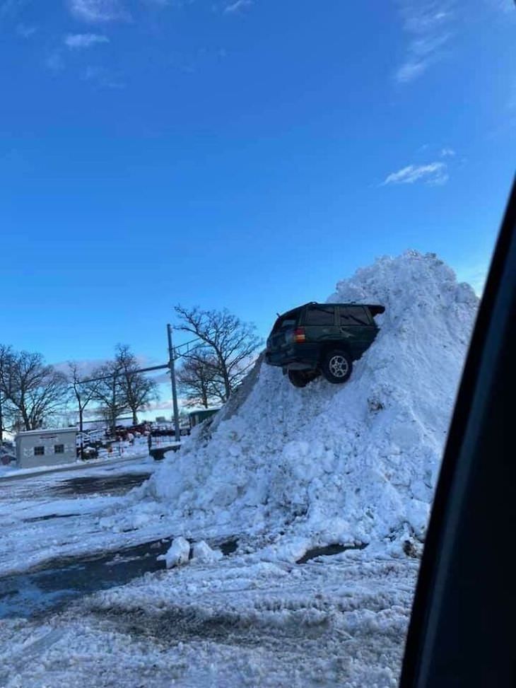 Bizarre and Stupid Driving Moments stuck in snow