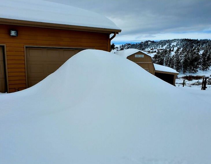 17 Times Extreme Weather  Ruined People’s Day snowed in car