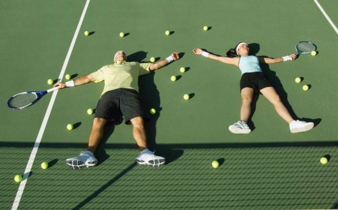 מבחן זיכרון ספורטיבי: שחקני טניס שוכבים על המגרש
