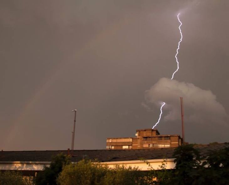 Hilarious and Interesting Perfectly Timed Photos lightning