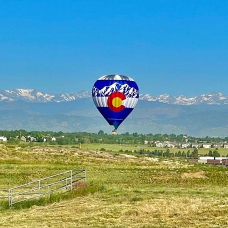 Hilarious and Interesting Perfectly Timed Photos hot air balloon