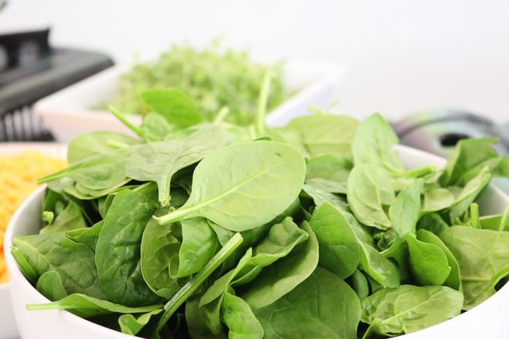 Fruits and Vegetables to Buy Organic Spinach