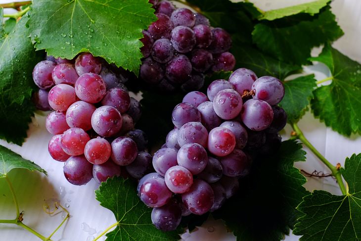 Fruits and Vegetables to Buy Organic Grapes