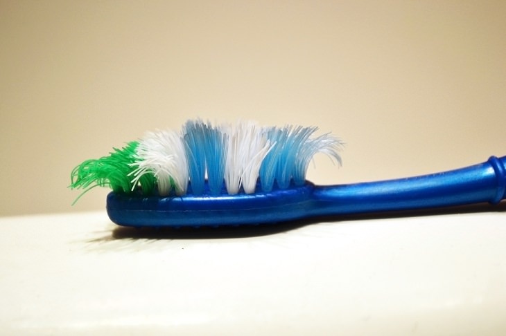 Risks of Over Brushing Your Teeth, Toothbrush is worn out