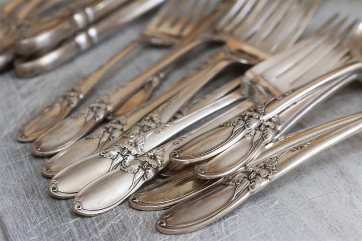 items you shouldn't clean with water silverware