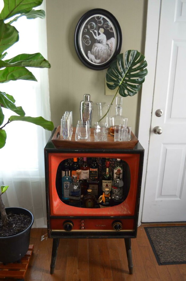 Recycling Projects bar made of a vintage TV 
