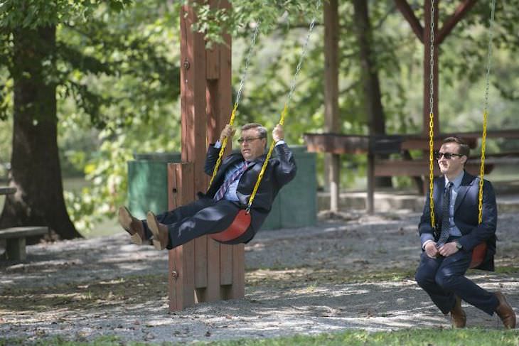 Funny Wedding Photos dad on swings