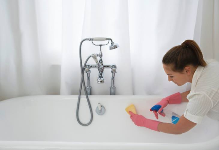 Tips to Keep a Stain-Free Bathtub, cleaning tub