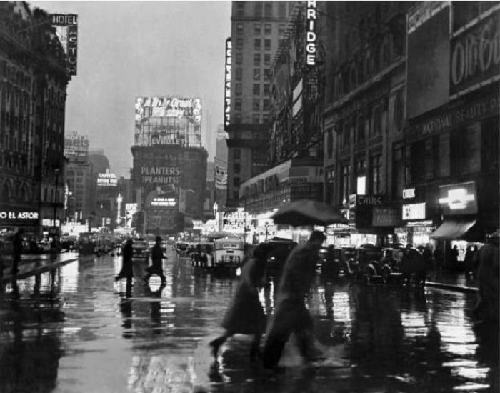 Times Square in the rain, 1940