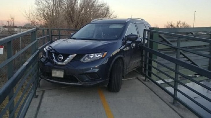 Driving Fails, pedestrian bridge