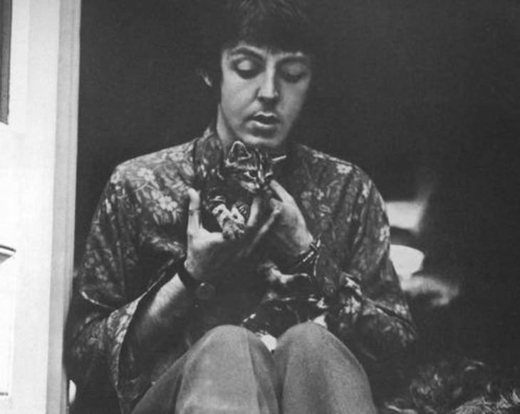Famous Figures With Their Cats Paul McCartney and his cat named Thisbe
