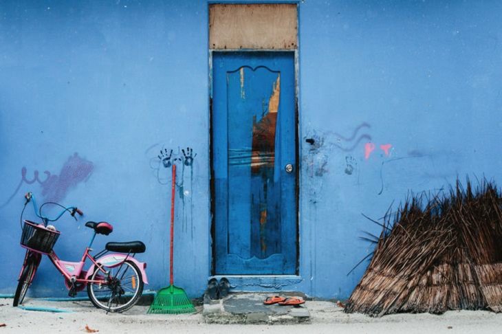 India in Pictures, blue building