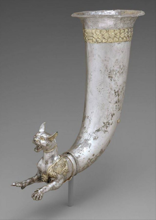 Well Preserved Antique Artifacts cat-shaped drinking horn