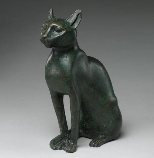 Well Preserved Antique Artifacts bronze cat statuette 