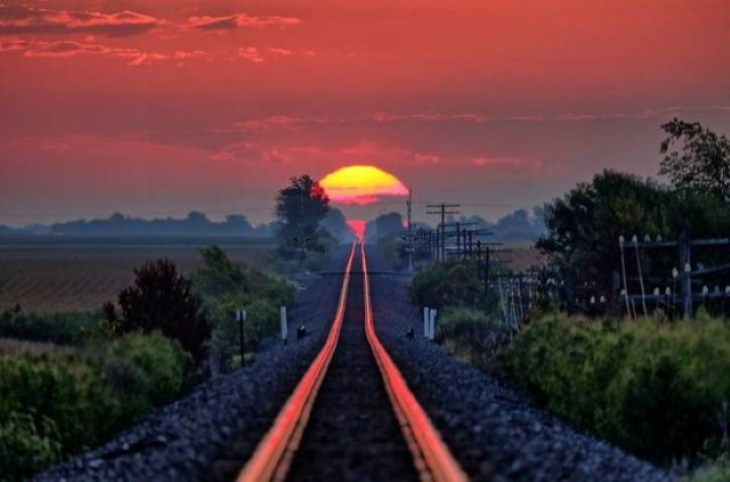  Imágenes Asombrosas De La Naturaleza El camino al amanecer es un fenómeno bianual en Illinois