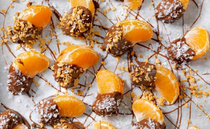 clementine slices dipped in chocolate and nuts 