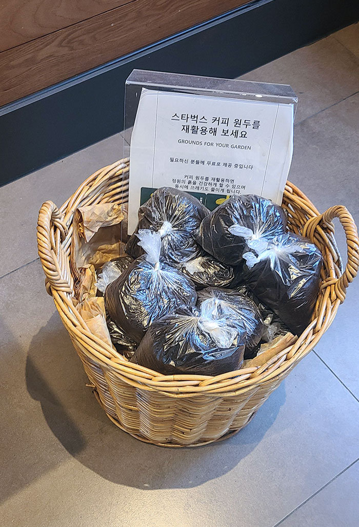 Seoul Starbucks offers coffee grounds for gardening