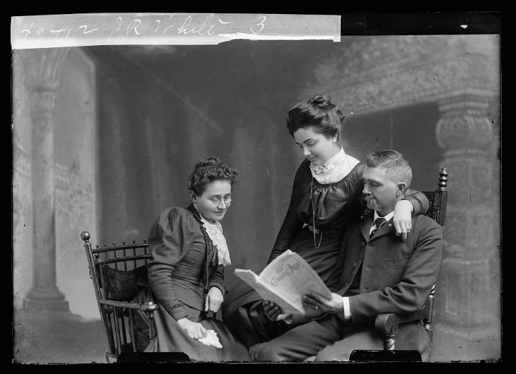 19th-Century Portraits 3people reading together 