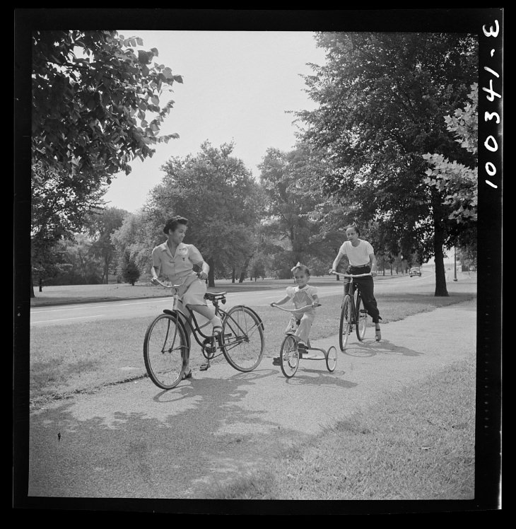 1880-1900s Bike photos Leisure cyclists, East Potomac Park, Washington, D.C., 1942