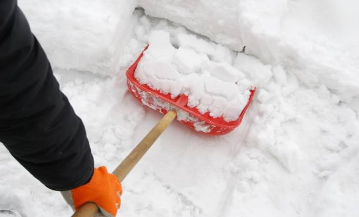 red snow shovel 