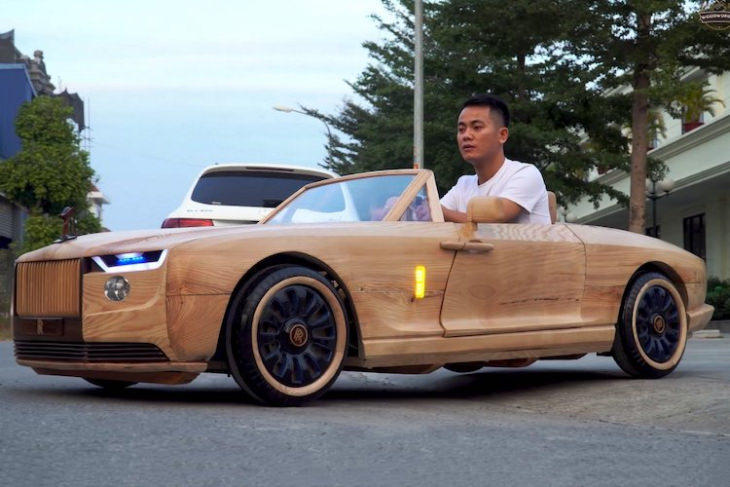 wooden rolls royce Dao in the car