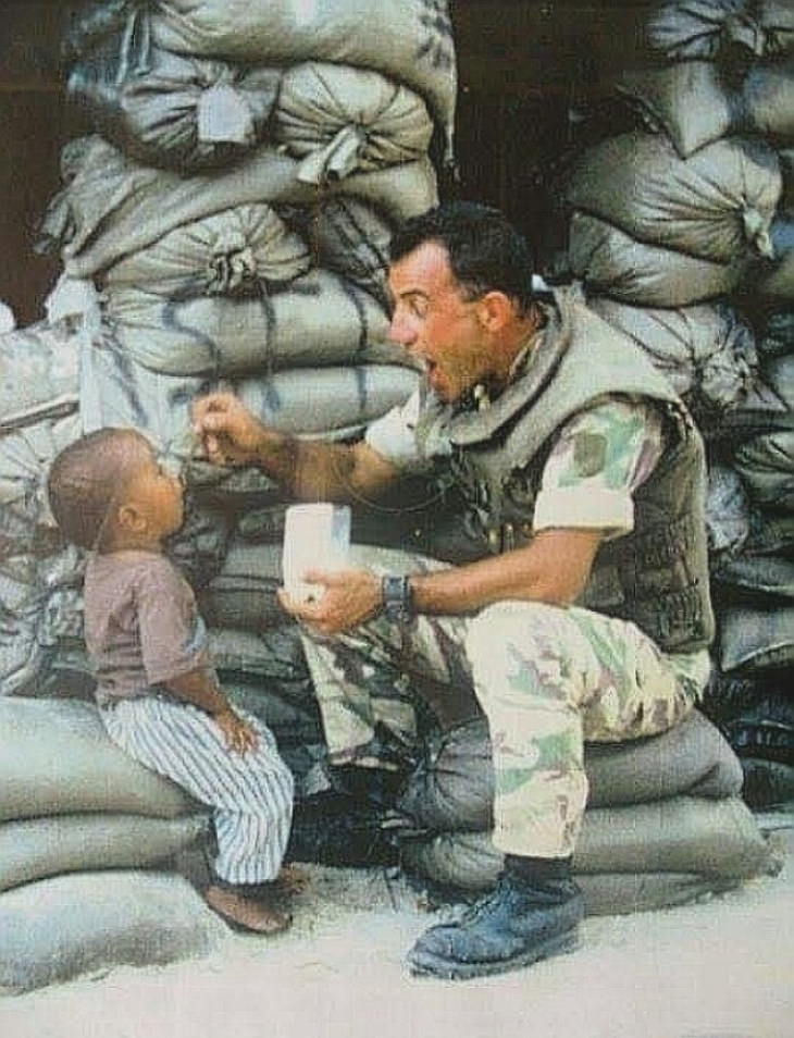 Historical Photos Italian soldier feeds a local orphan in Mogadishu 