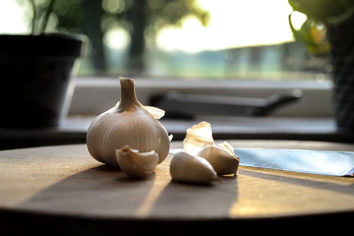 Garlic Storage garlic on chopping board