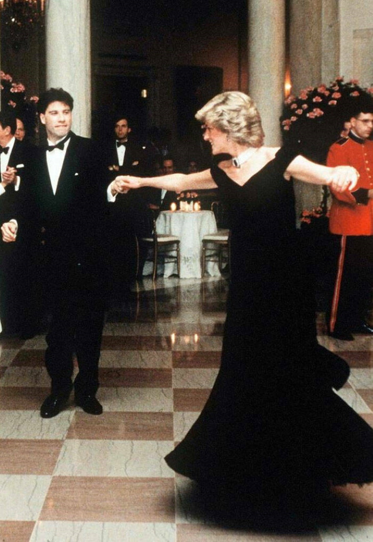 Vintage Celebrity Photos Princess Diana dances with John Travolta at a White House State Dinner (Nov 9, 1985)